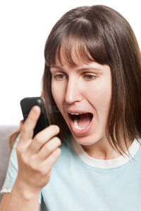 愤怒的女人在讲手机