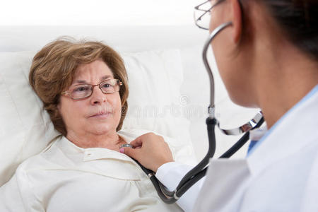 医生检查老年病人