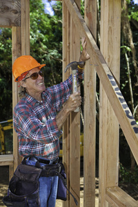 高级男性建筑工人