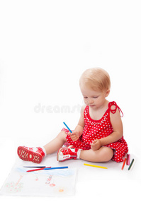小女婴在画册上画画图片