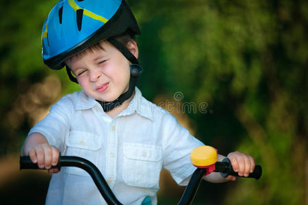 骑自行车的快乐男孩
