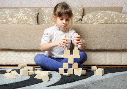 小女孩玩木制玩具方块