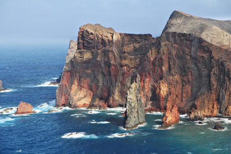 亮红色和灰色海岸岩石