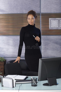 办公室里漂亮的黑衣女商人