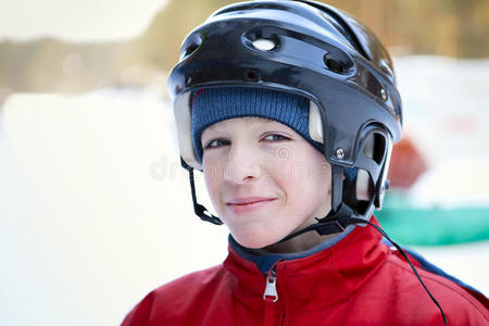 戴头盔的少年画像，冬季