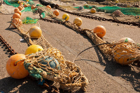 用漂浮物和链子的渔网的特写图片