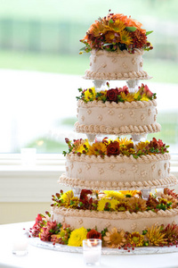 四层婚礼蛋糕图片