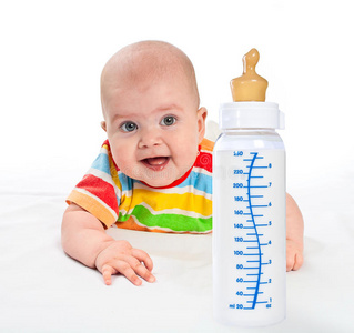 带奶瓶的小婴儿。
