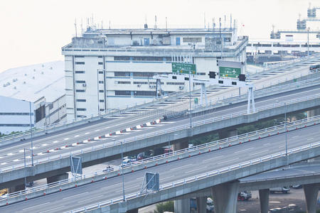 现代城市多车道公路