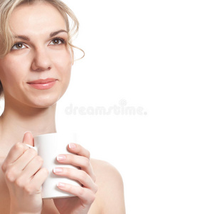 年轻的金发女人正在喝茶