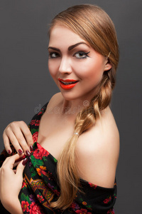 一个戴着俄罗斯式头巾的年轻女子。