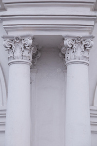 这座老建筑的两根漂亮的白色柱子。