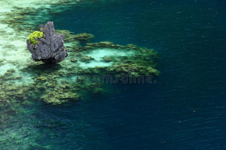 蓝色海水中的火山岩