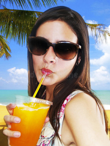 喝橘子冻饮料的女孩图片