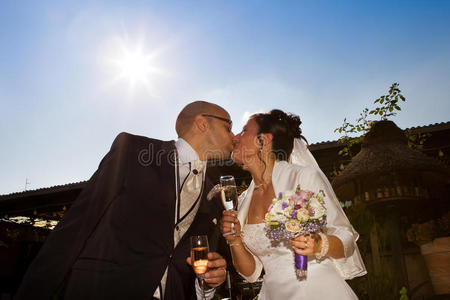 闪耀玻璃的婚礼之吻图片