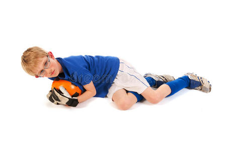 小男孩当足球守门员