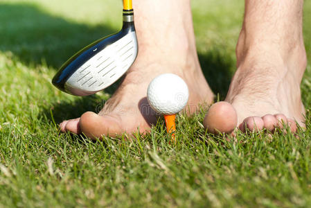 玩高尔夫球的有趣的男性感觉图片