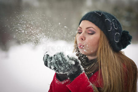 戴着帽子和手套玩雪的快乐女孩图片