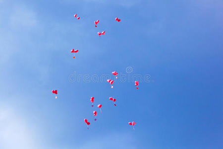 蓝色天空中带信息的红色气球图片