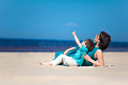 母亲和她的小儿子一起在海滩上