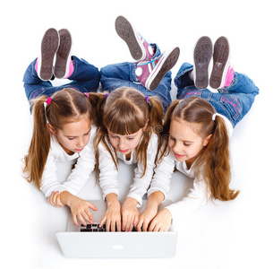 三个漂亮的女孩在用笔记本电脑