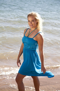 女人蓝裙海滩微笑