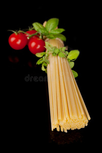 意大利面，西红柿和香草。