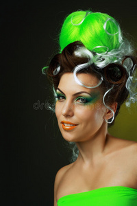 创意绿色发型的女人图片