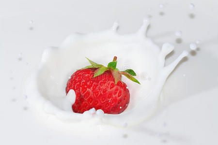 鲜草莓溅到牛奶里