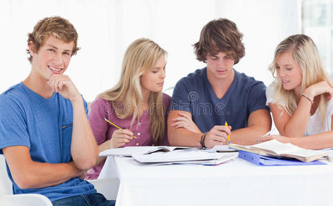 一群学生坐在一起学习