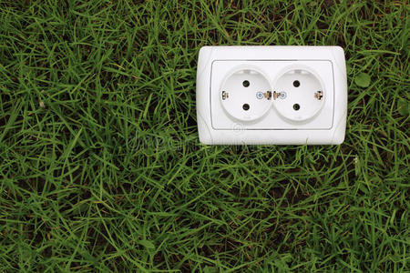 草地背景上的电源插座