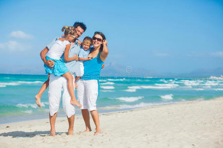 一家人在热带海滩上玩得开心