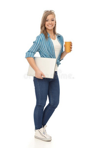 全尺寸年轻女士，带笔记本电脑和咖啡
