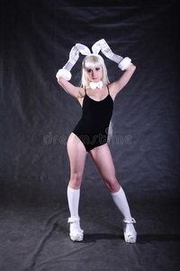 一个打扮成兔子的女孩在摄影棚拍摄