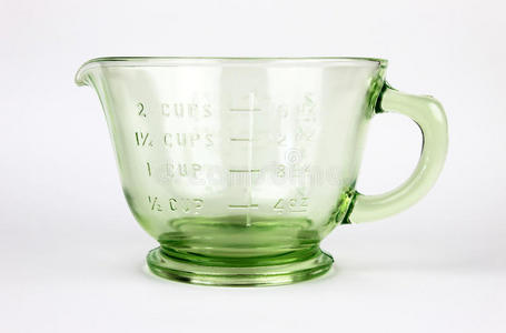 绿色凹陷玻璃量杯