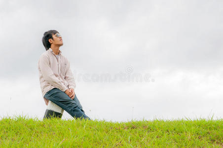 男人 国家 快乐 领域 风景 男孩 健康 乐趣 自由 成人