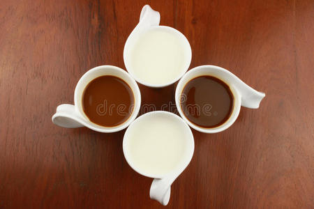 黑咖啡和白牛奶