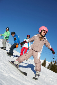 一家人在山上滑雪度假