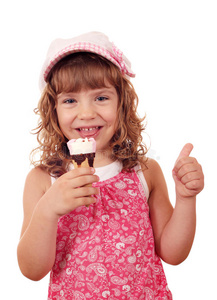 小女孩拿着冰激凌竖起大拇指