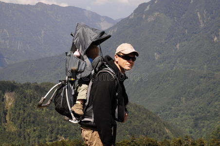 背包登山的父子