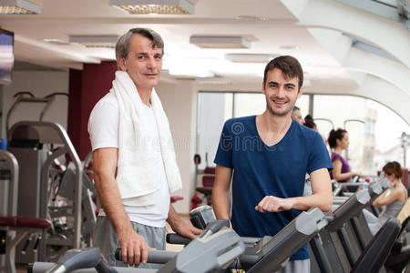 健身房训练，年轻人和他的父亲