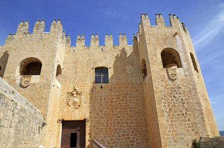 贝莱斯布兰科城堡的正面图片