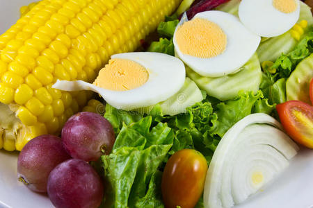新鲜蔬菜色拉配鸡蛋玉米