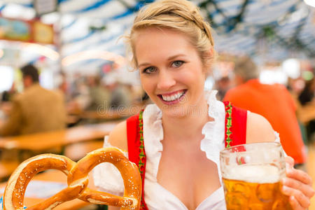 在啤酒帐篷里穿着巴伐利亚衣服或脏衣服的女人