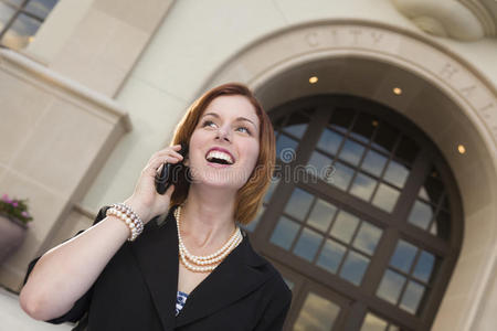 市政厅前打手机的快乐女商人