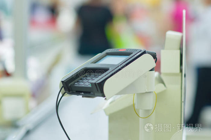 商店收银台上的信用卡读卡器终端