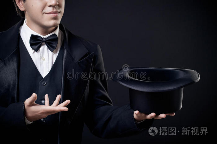 魔术师用高帽表演魔术特写