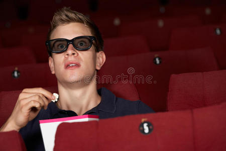 在电影院看3d电影的人