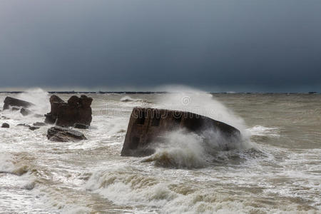 波涛在狂风暴雨的海上冲击堡垒