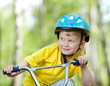 骑自行车的可爱孩子的画像